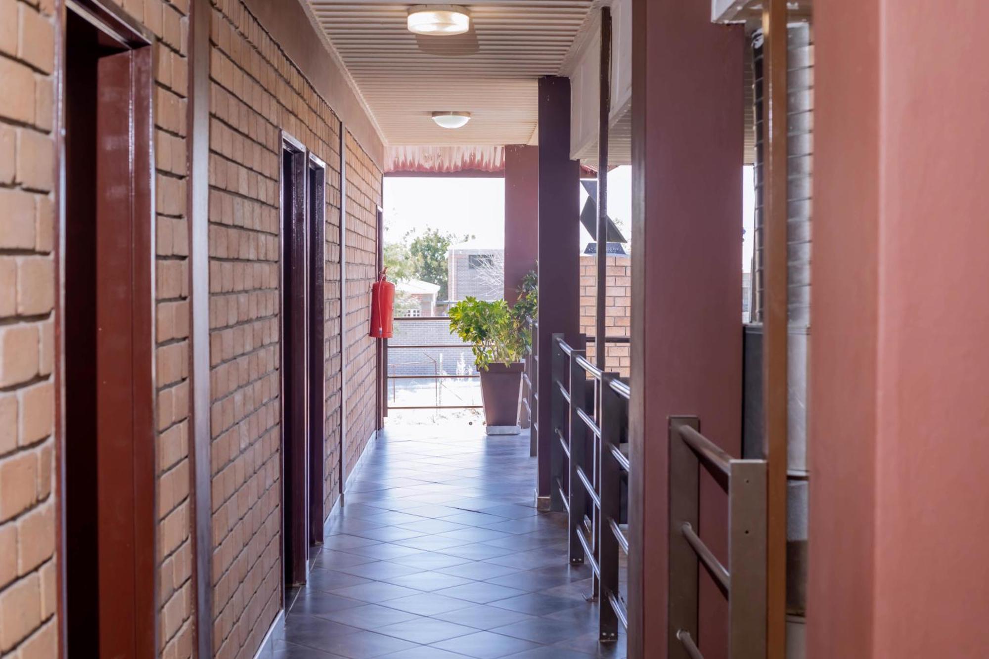Road House Guest House Omuthiya Exterior foto